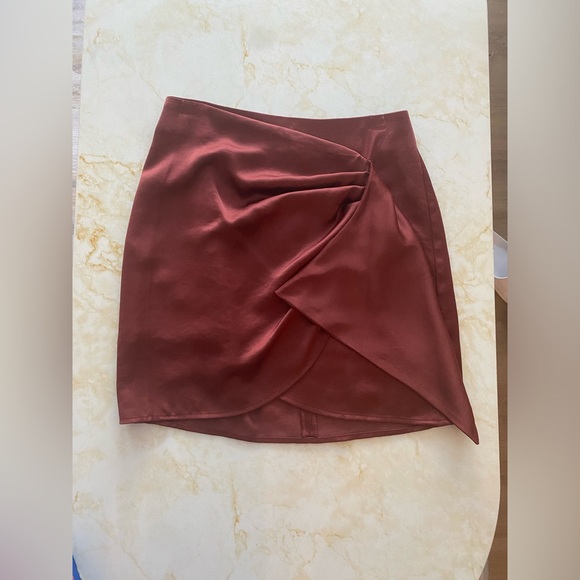 🏷️ 🛍️ NWOT Express Copper Color Drape Front Silk Skirt 🏷️ 🛍️ - Picture 2 of 7